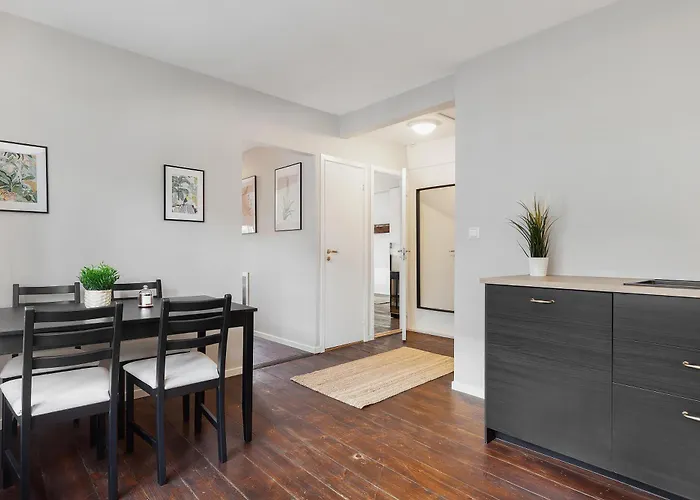Leilighet And Cozy - Parking Included! *